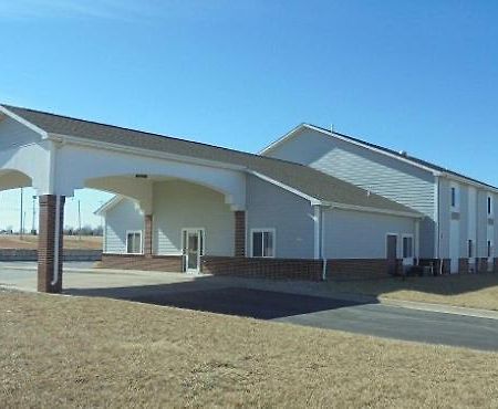 Herington Inn And Suites Екстериор снимка