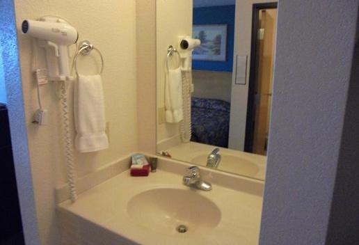 Herington Inn And Suites Екстериор снимка
