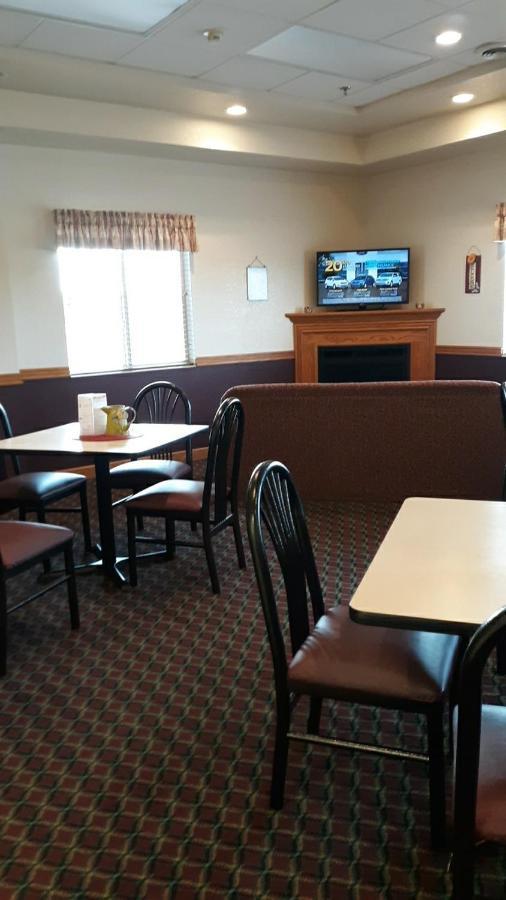 Herington Inn And Suites Екстериор снимка
